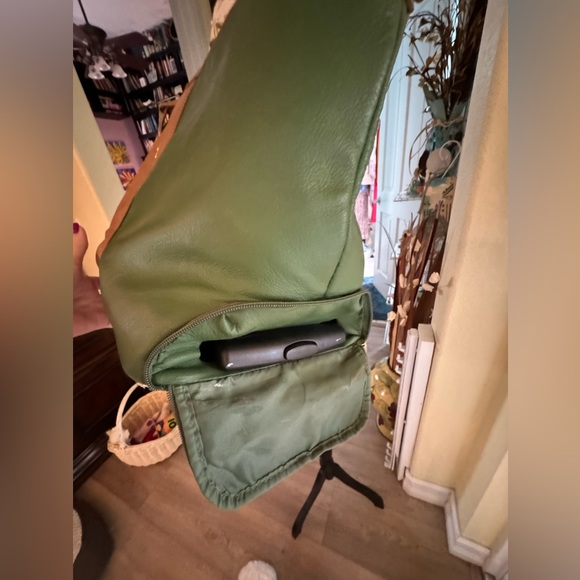 JM NY beautiful real leather bag traveling with pull out handle and wheels! - Picture 9 of 11